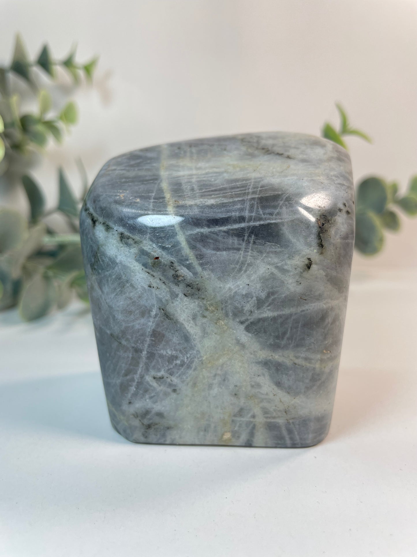 Grauer Labradorit Naturstein mit violettem und lilafarbenem Schimmer (Flash)