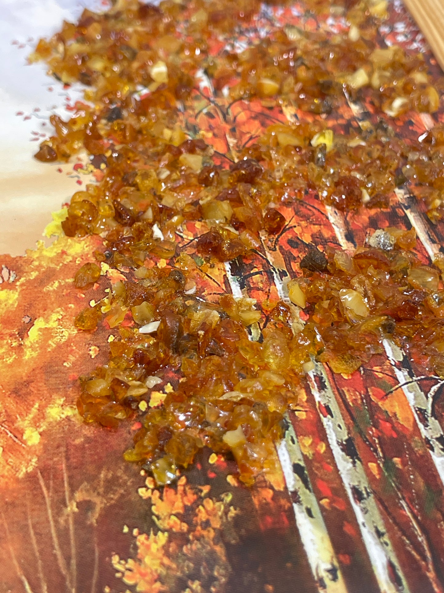 Birkenwald am Fluss | Druckbild, verziert mit Bernstein | Holzrahmen