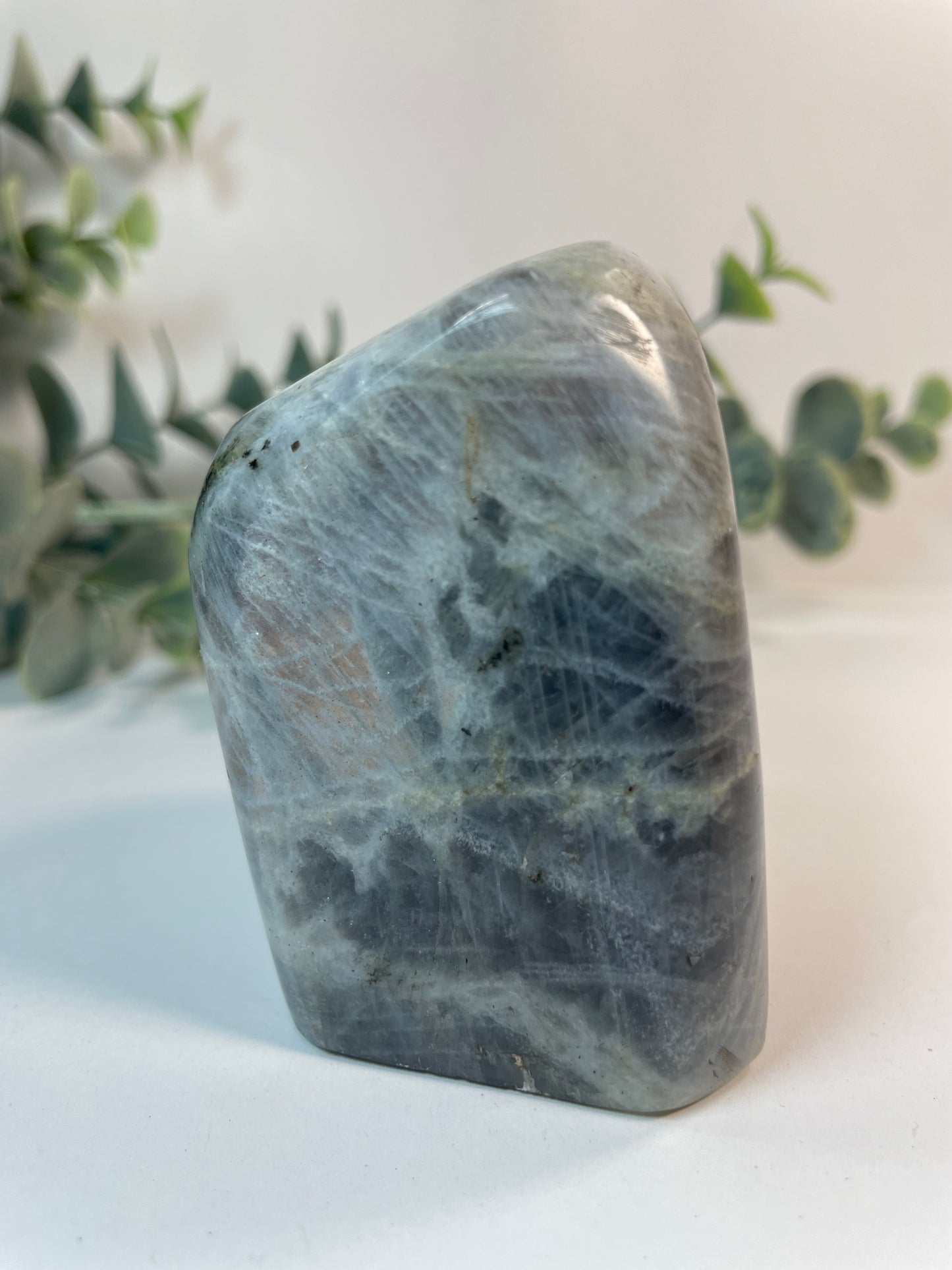 Grauer Labradorit Naturstein mit violettem und lilafarbenem Schimmer (Flash)