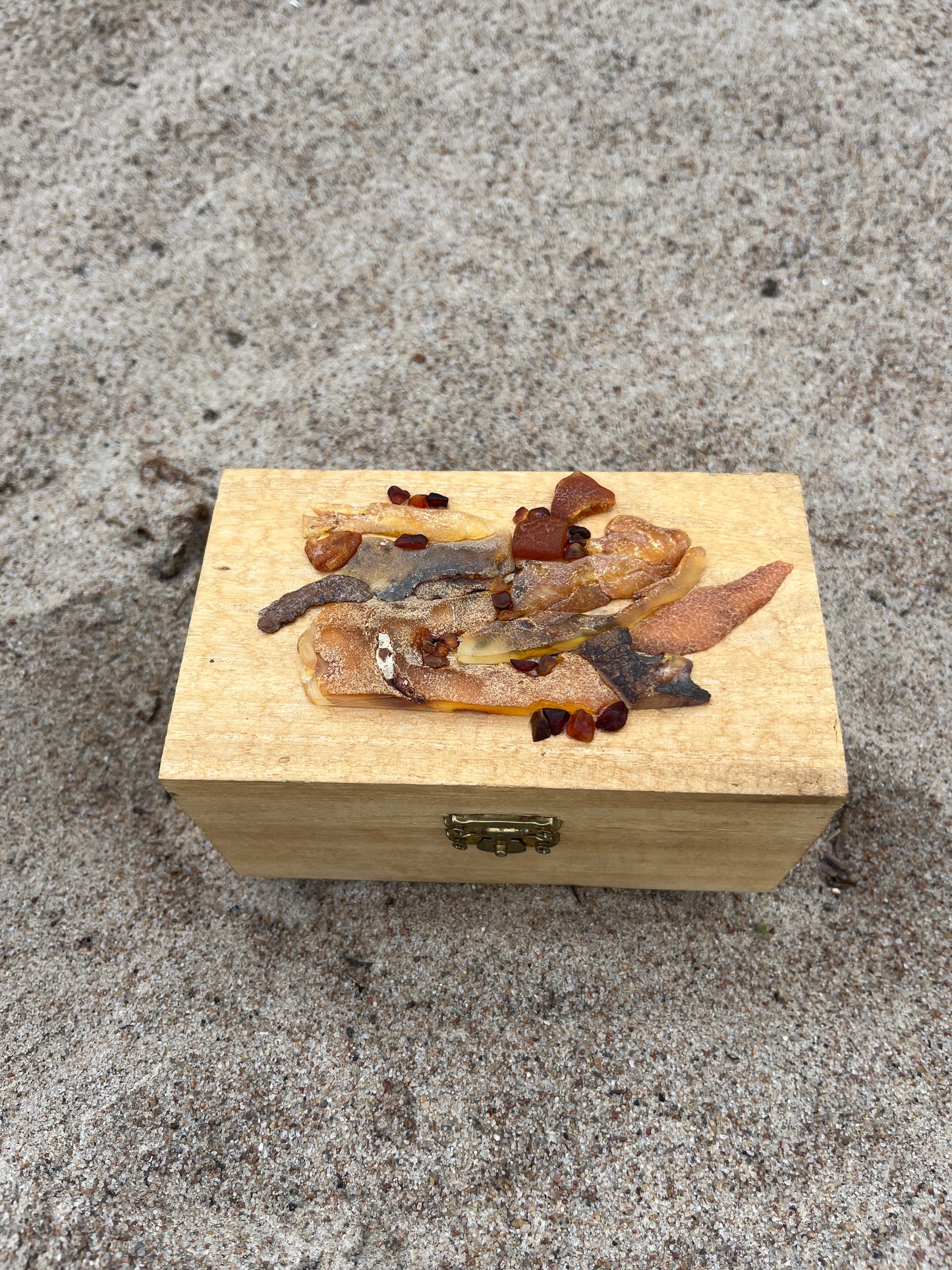 Vintage Holzkasten mit Bernstein, 2 Fächer