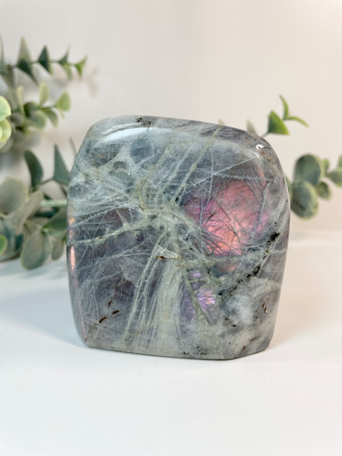 Grauer Labradorit Naturstein mit violettem und lilafarbenem Schimmer (Flash)