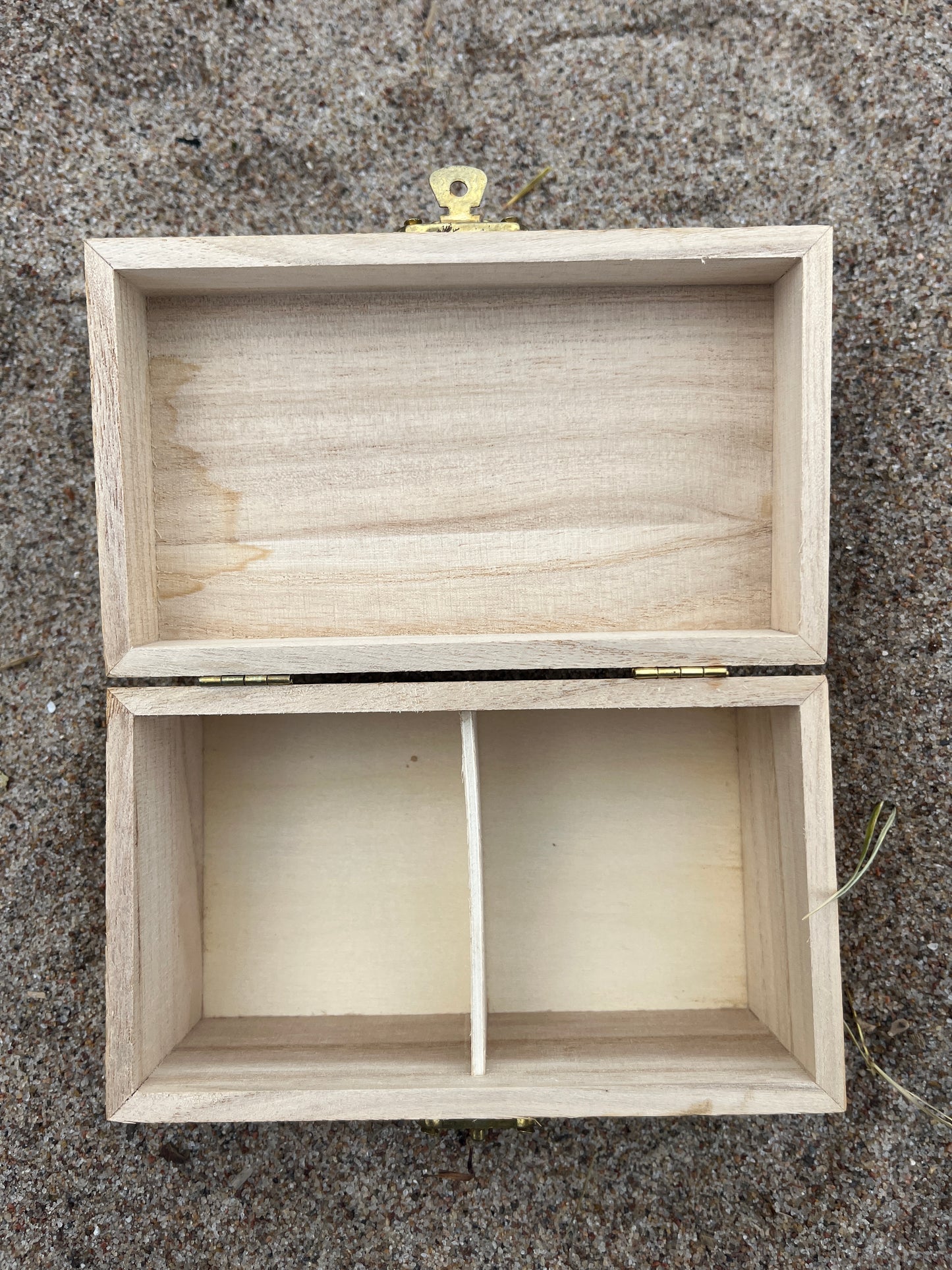 Vintage Holzkasten mit Bernstein, 2 Fächer