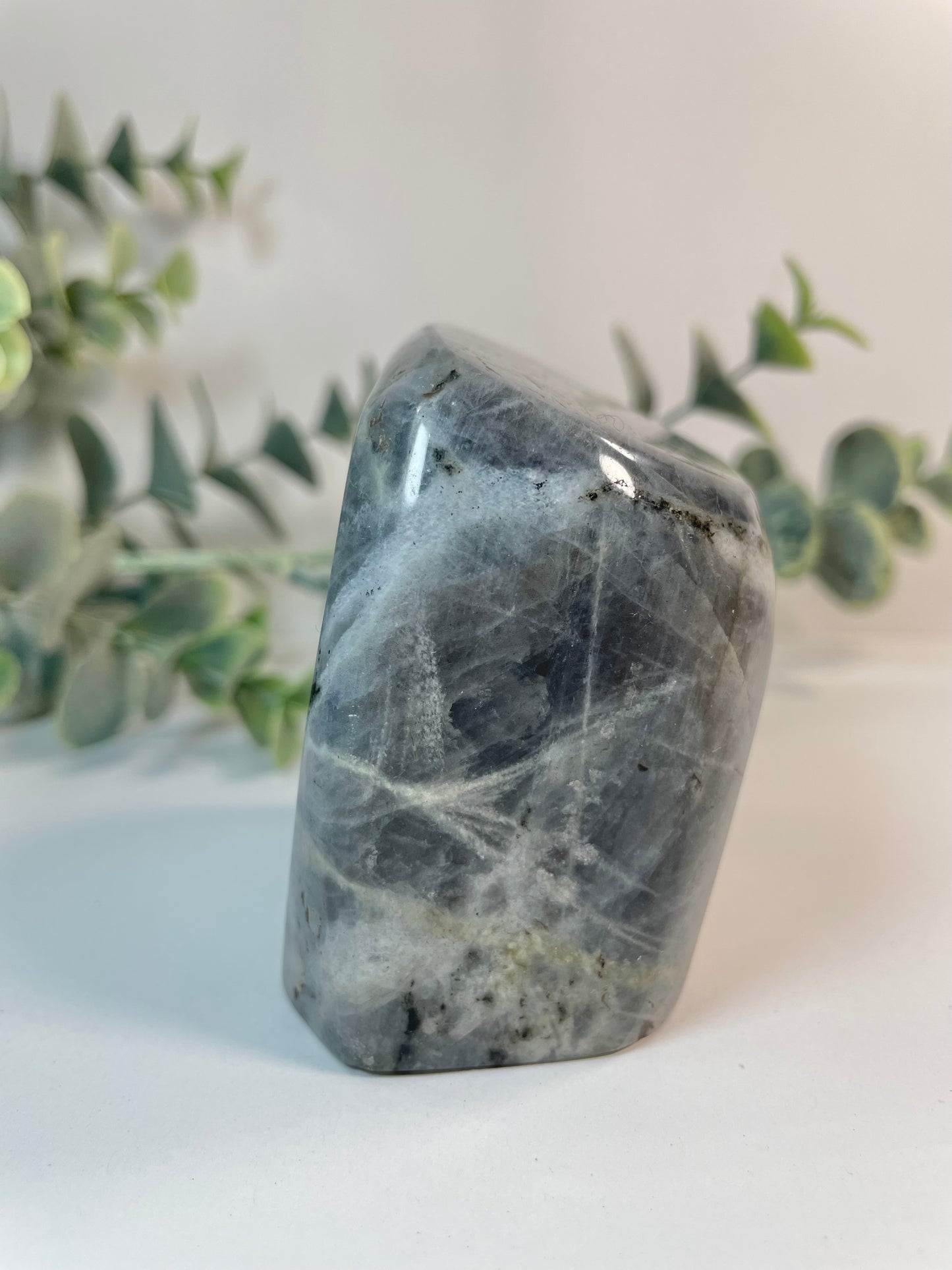 Grauer Labradorit Naturstein mit violettem und lilafarbenem Schimmer (Flash)