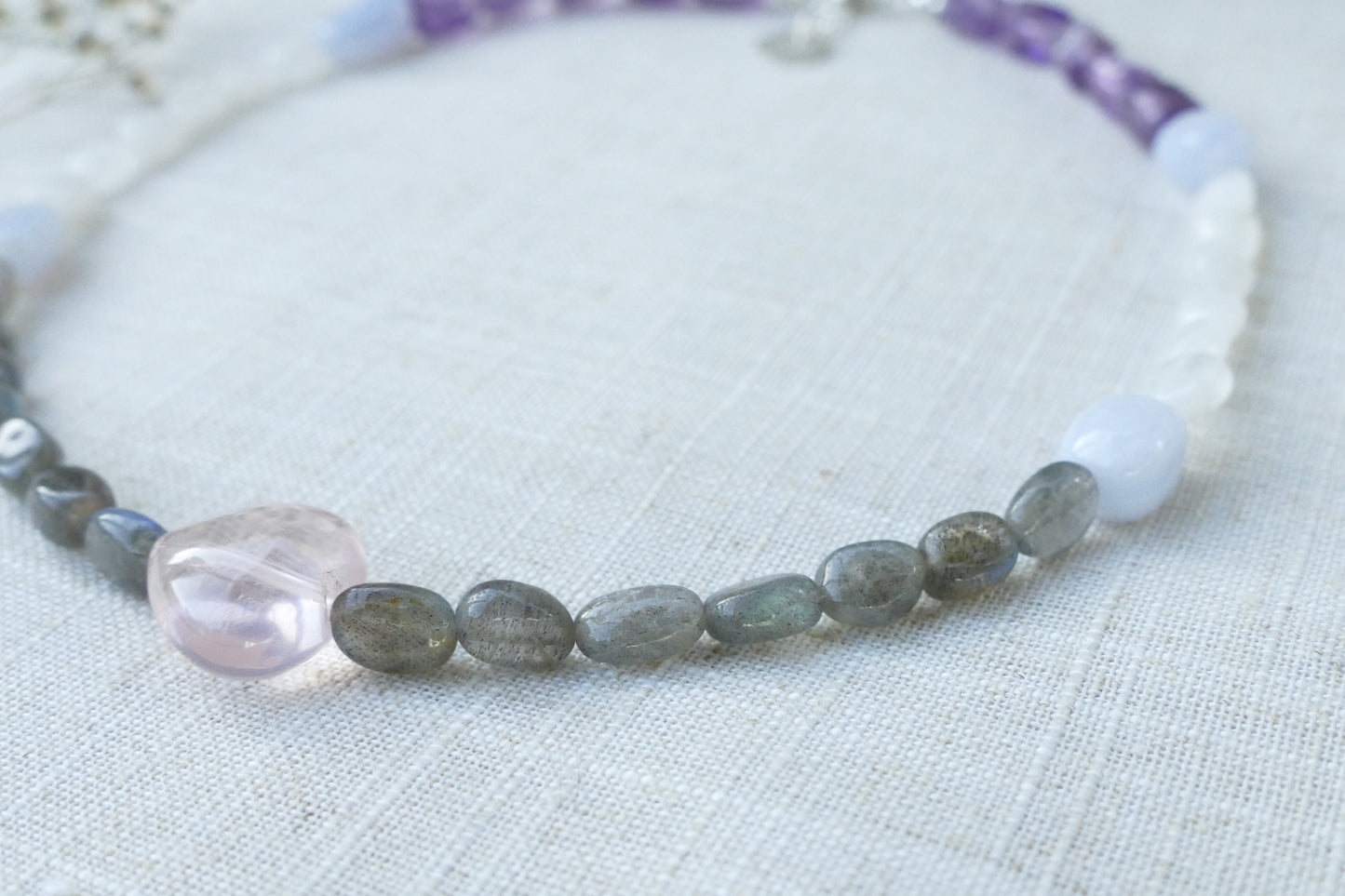 Bunte Edelstein Halskette: Labradorit, Chalcedon, Amethyst, Mondstein und Rosenquarz