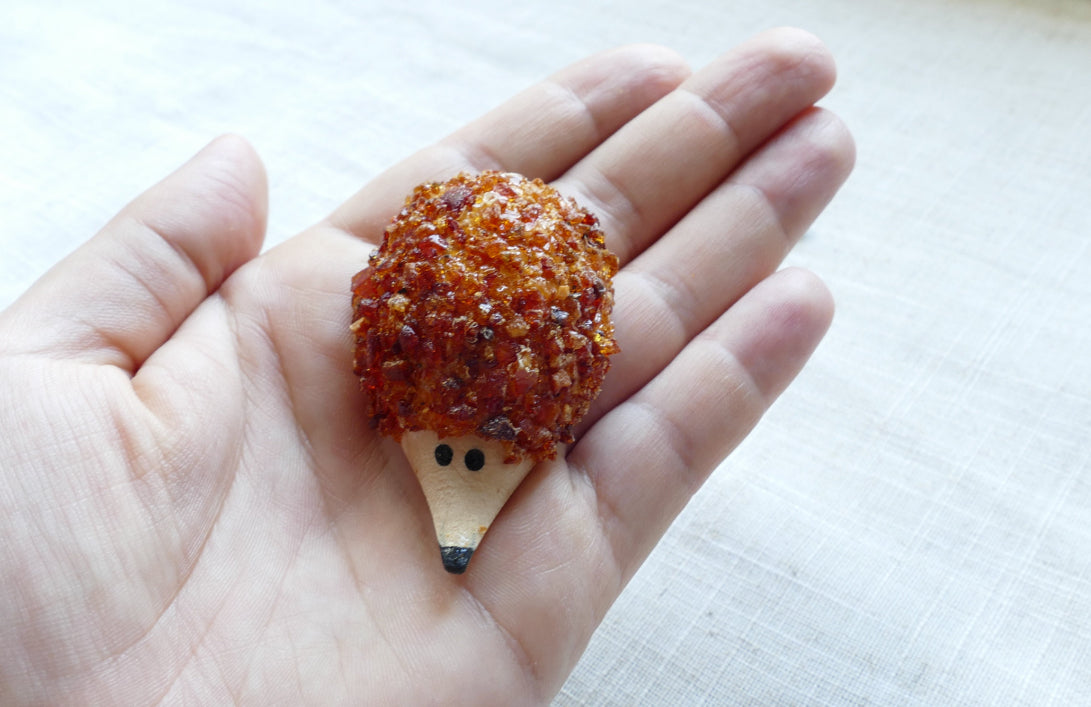 Holz Igel mit echtem Ostsee-Bernstein, Tier aus Holz, Herbstdeko