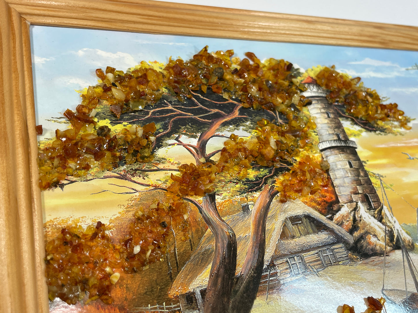 Bernsteinbild | Maritimes Wandbild mit Leuchtturm, Boot & Haus | Landschaftsmosaik