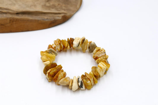 Armband aus gelblich weisslichen Bernsteinsplittern