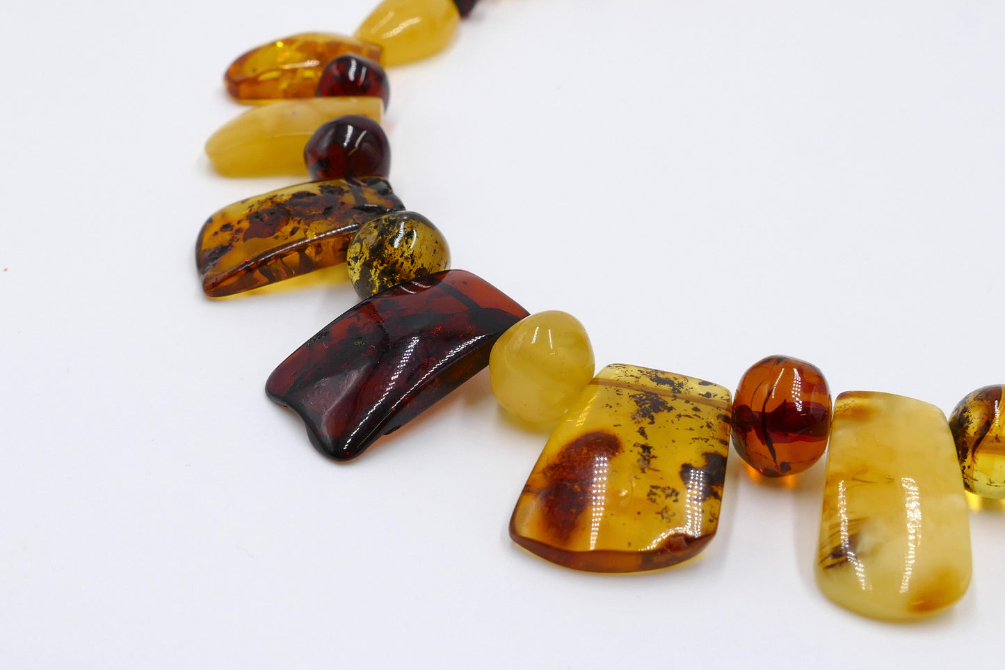 Bernstein-Collier in verschiedenen Farben