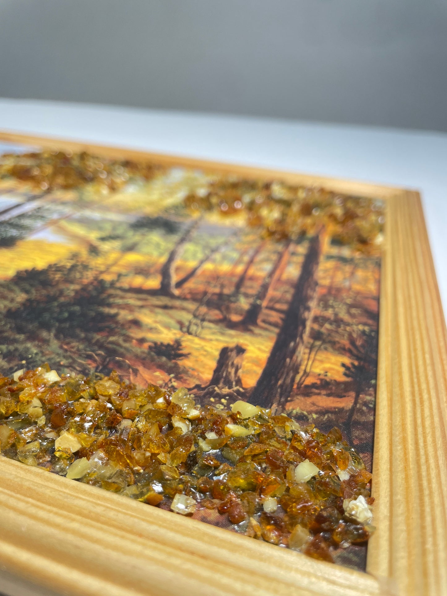 Druckbild Waldlandschaft mit Fluss und See – verziert mit Bernstein