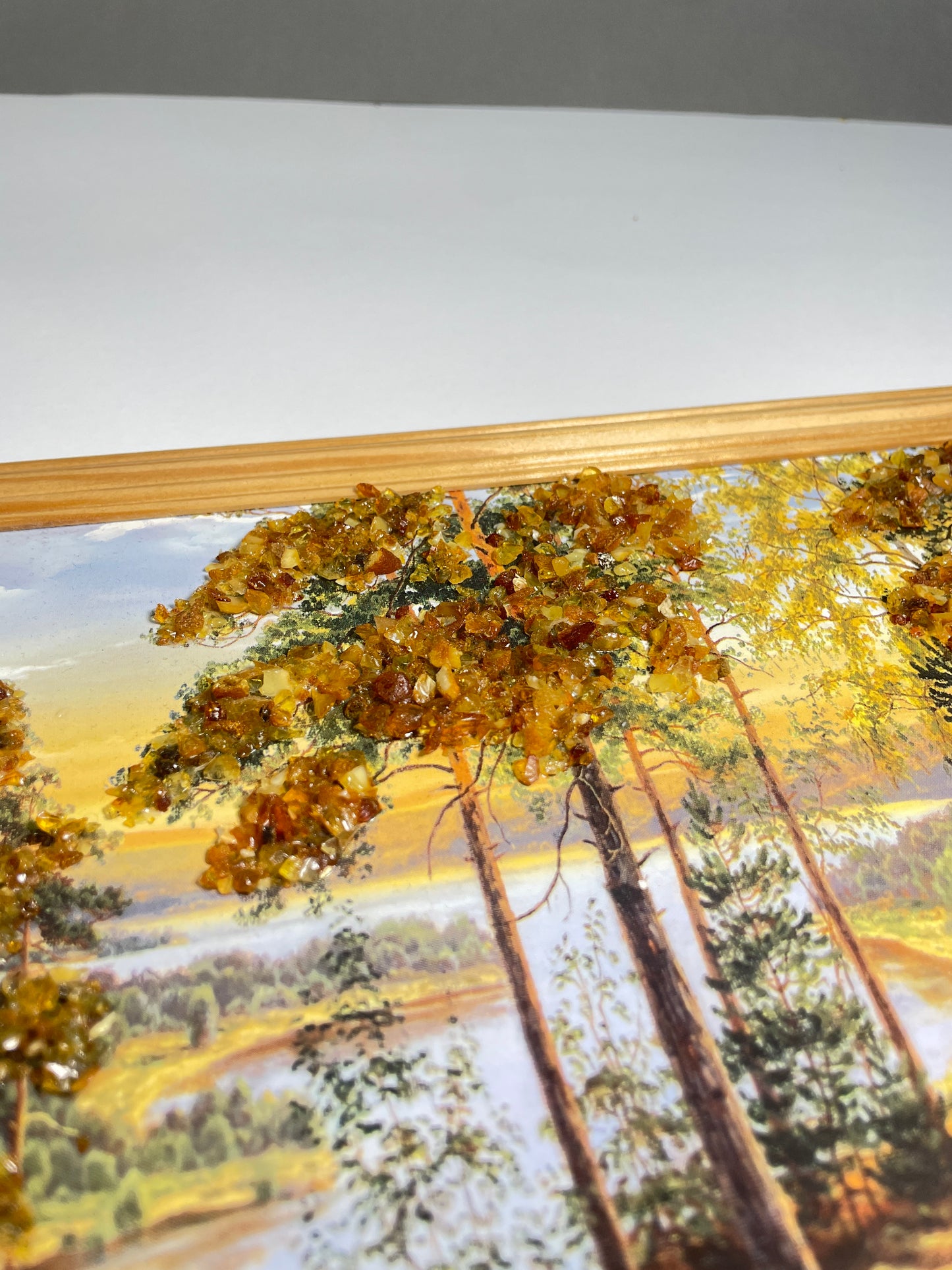 Druckbild Waldlandschaft mit Fluss und See – verziert mit Bernstein