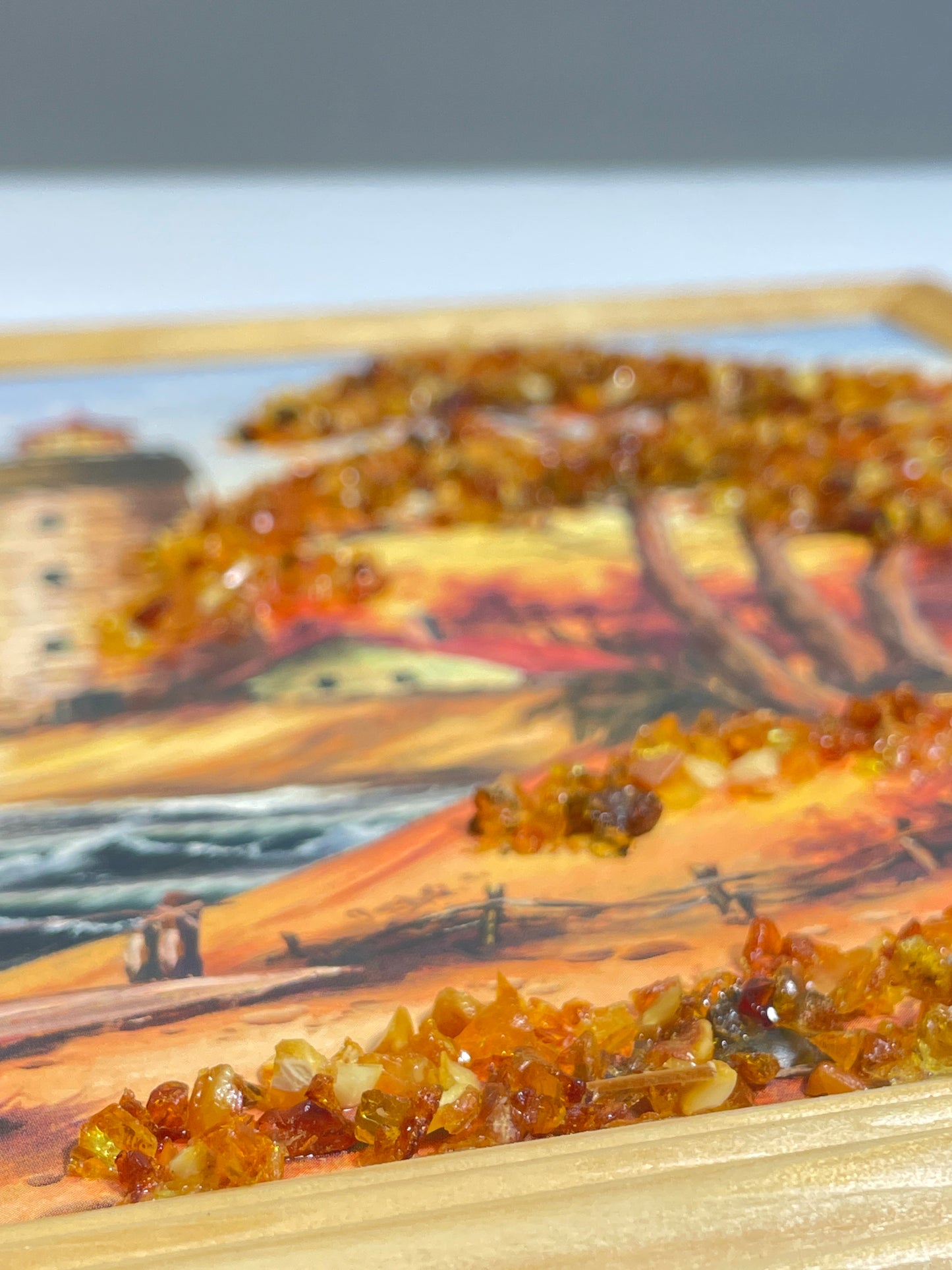 Druckbild Schiff, Leuchtturm und Küste mit Brücke – Wandbild bei Sonnenuntergang, verziert mit Bernstein