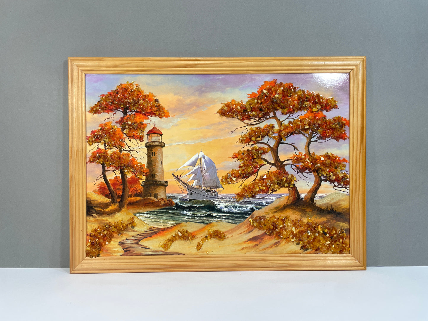 Maritimes Wandbild – Schiff, Küste, Bäume, Leuchtturm, verziert mit Bernstein