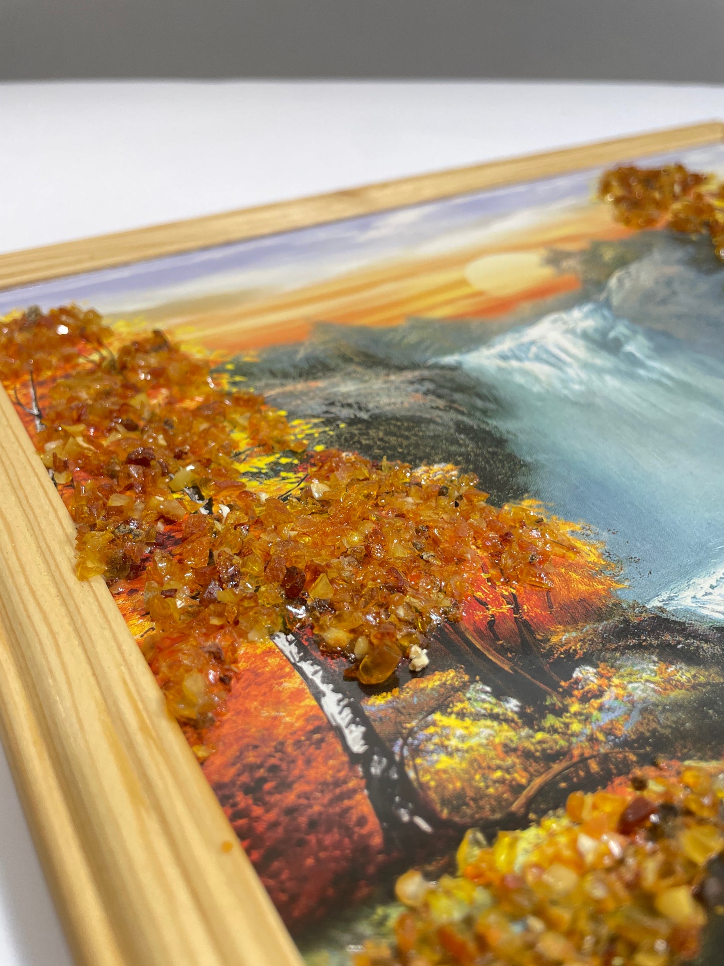 Druckbild Landschaft mit Wasserfall und Bäumen | Bernsteinverziert | Sonnenuntergang