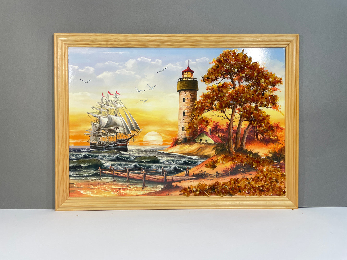 Druckbild Schiff, Leuchtturm und Küste mit Brücke – Wandbild bei Sonnenuntergang, verziert mit Bernstein