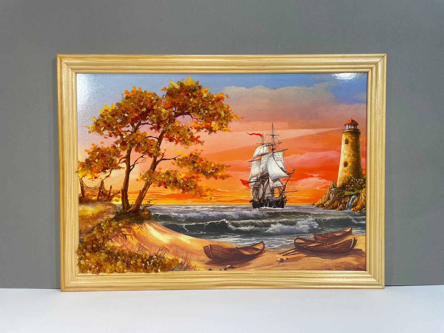 Maritimes Bernstein-Wandbild mit Booten, Schiffen, Leuchtturm und Küstenlandschaft