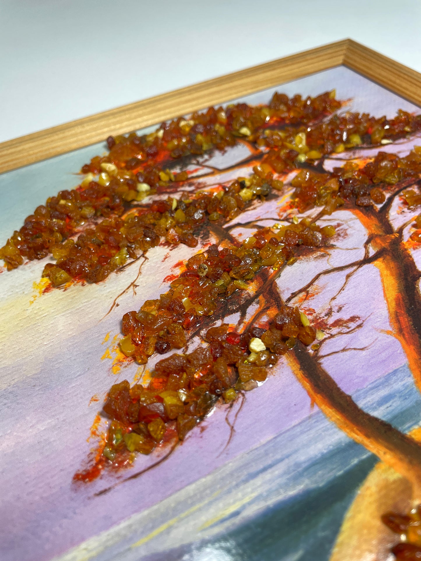 Bernsteinbild Druckbild | Schiff, Küste & Baum | Goldbraune Herbstblätter