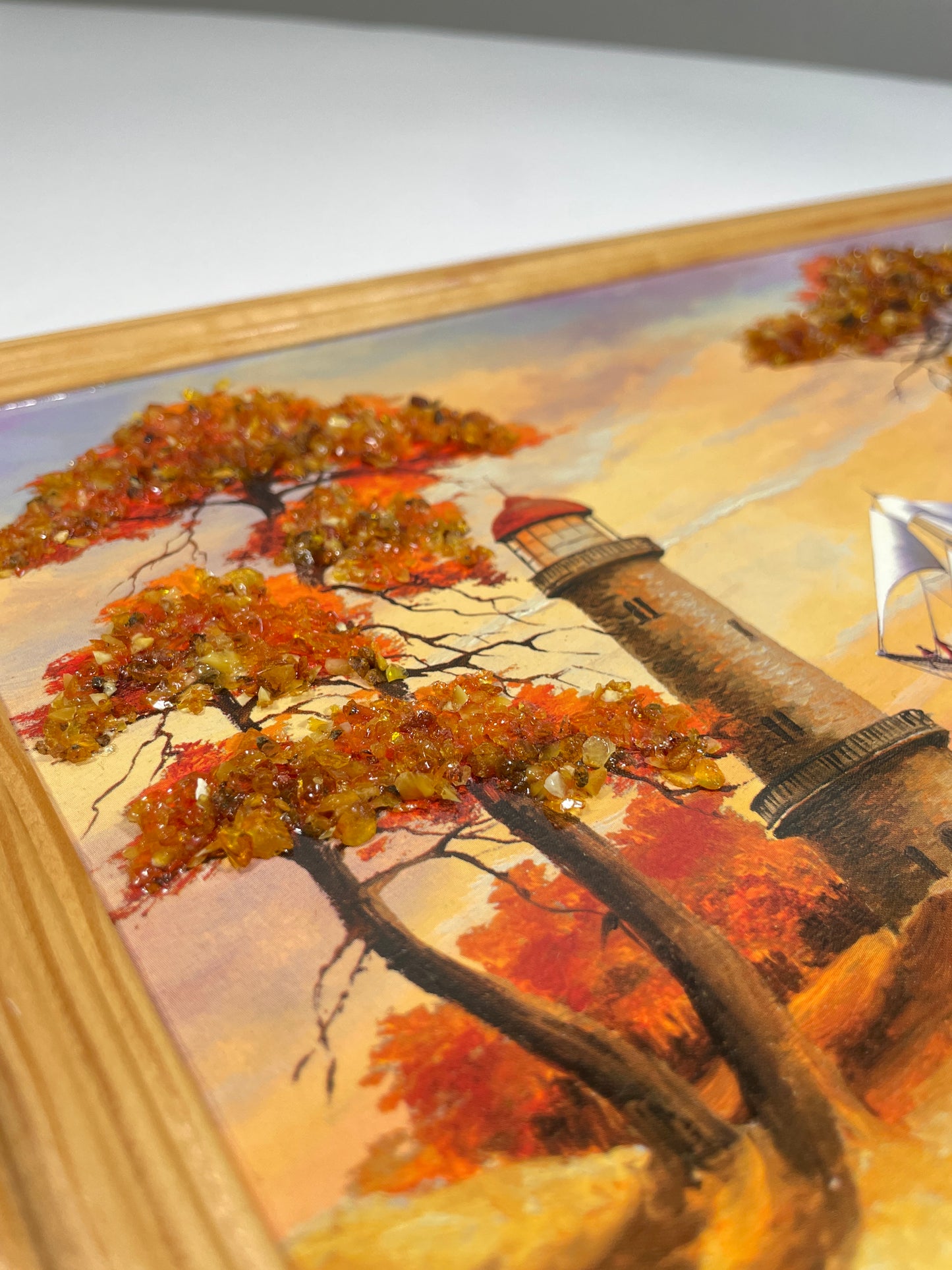 Maritimes Wandbild – Schiff, Küste, Bäume, Leuchtturm, verziert mit Bernstein