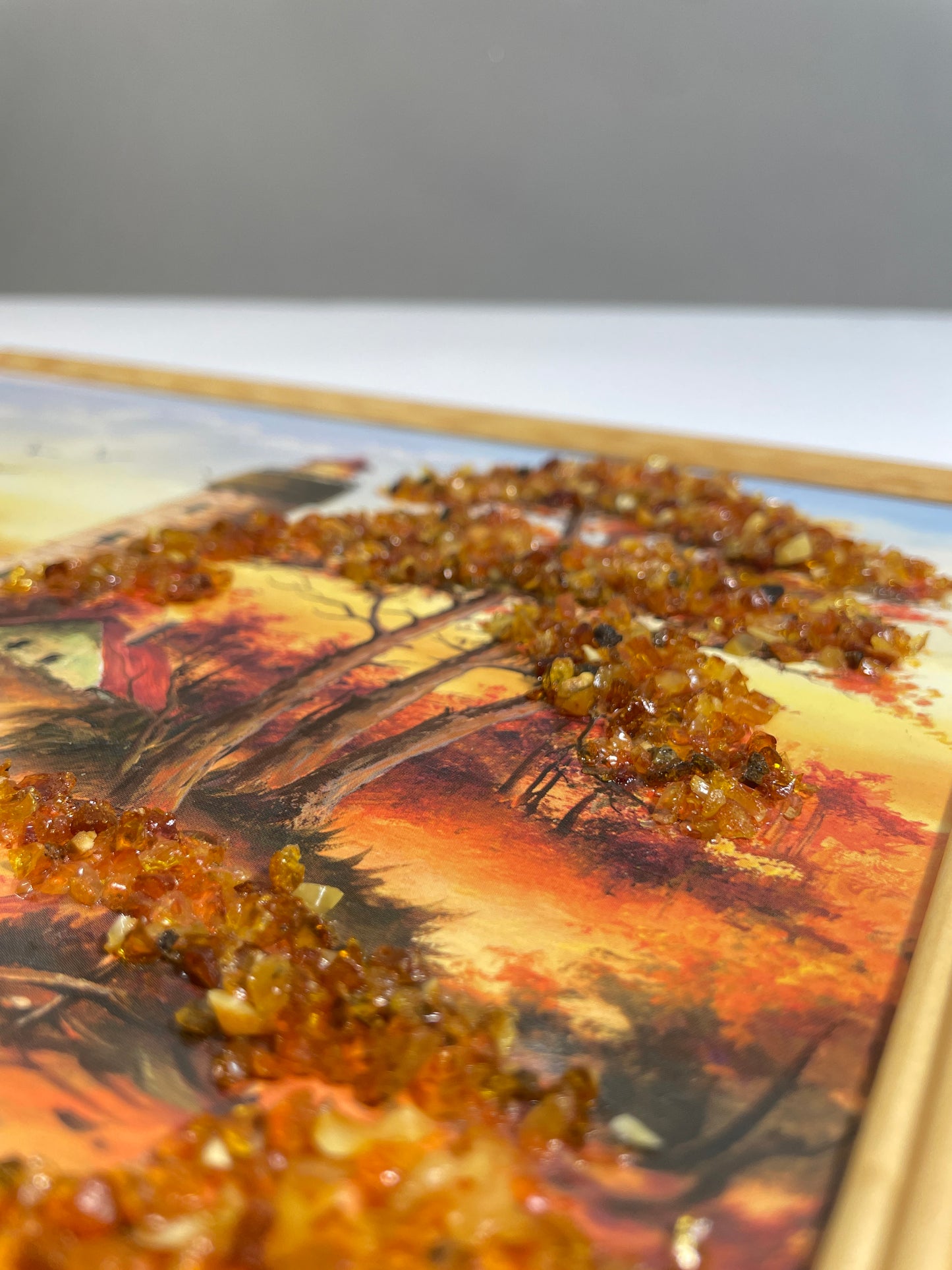 Druckbild Schiff, Leuchtturm und Küste mit Brücke – Wandbild bei Sonnenuntergang, verziert mit Bernstein