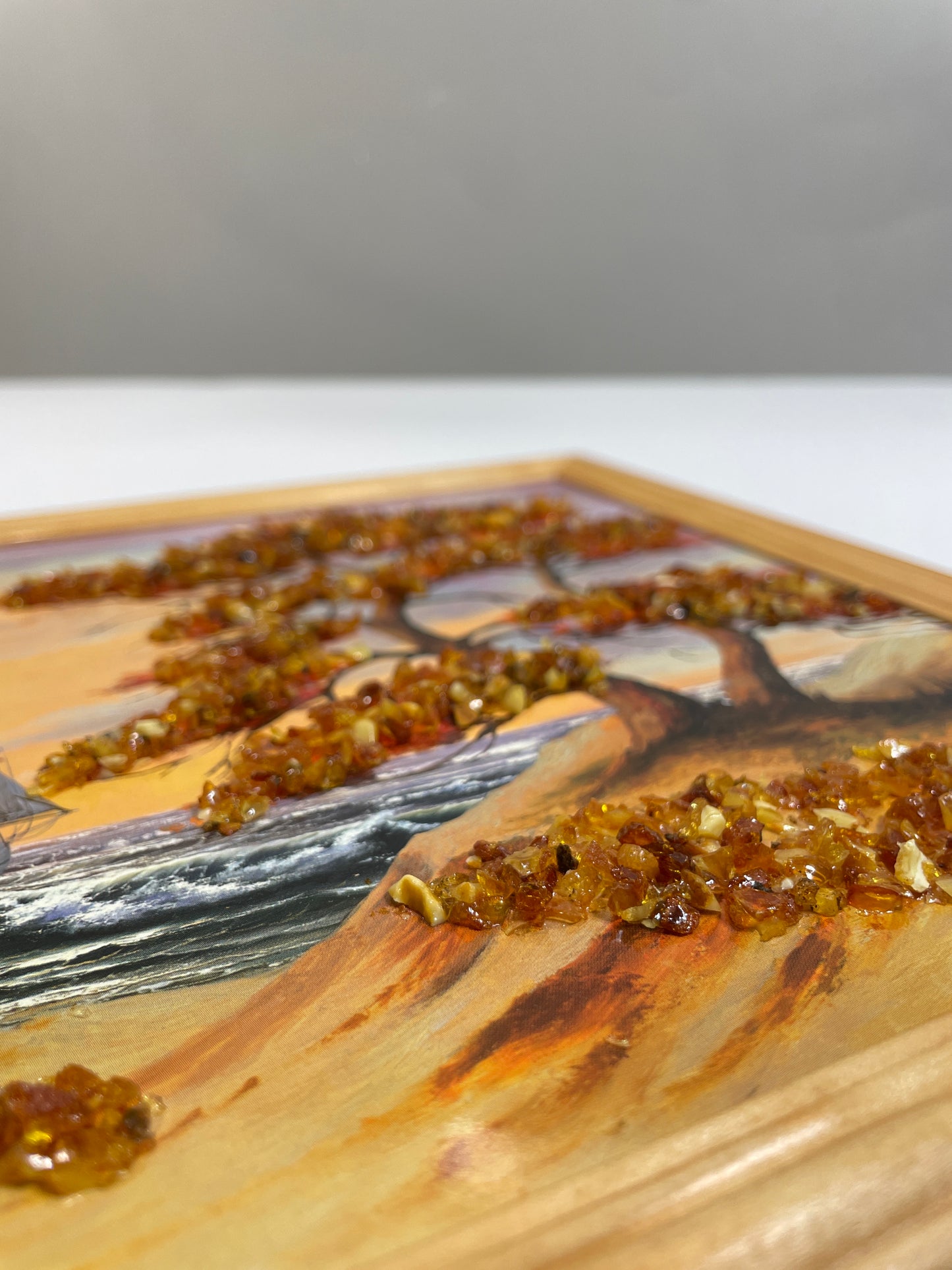 Maritimes Wandbild – Schiff, Küste, Bäume, Leuchtturm, verziert mit Bernstein