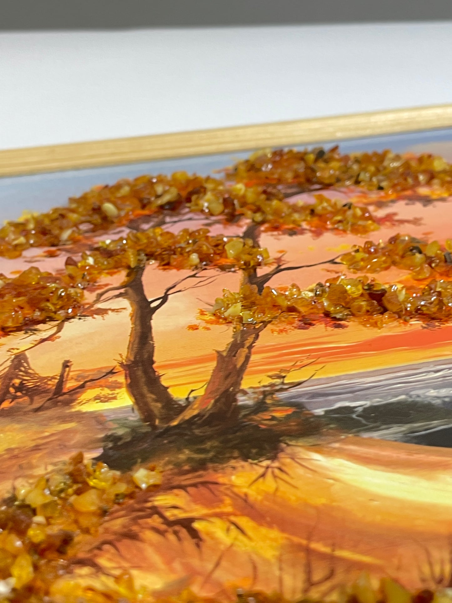 Maritimes Bernstein-Wandbild mit Booten, Schiffen, Leuchtturm und Küstenlandschaft