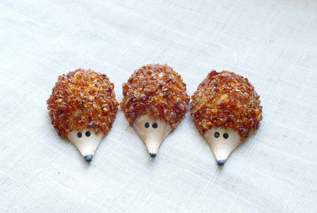 Holz Igel mit echtem Ostsee-Bernstein, Tier aus Holz, Herbstdeko