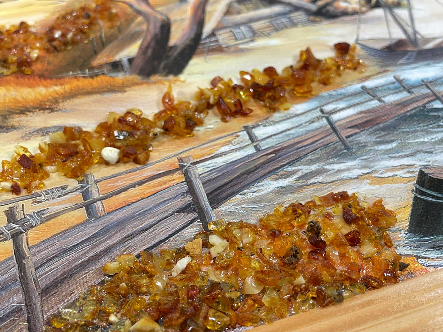 Bernsteinbild | Maritimes Wandbild mit Leuchtturm, Boot & Haus | Landschaftsmosaik