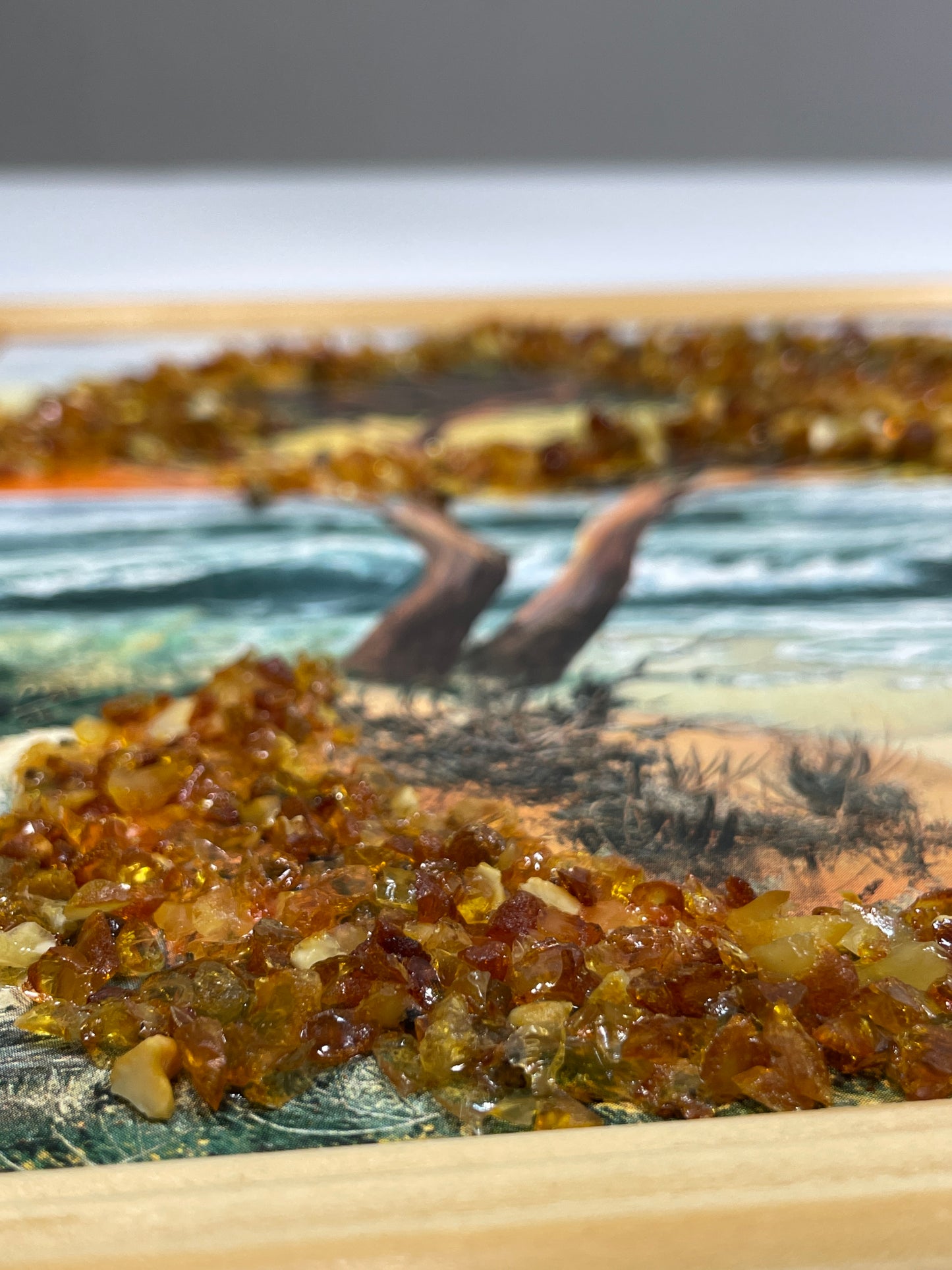 Bernsteinbild | Maritimes Wandbild mit Sonnenuntergang, Meer, Möwen & Baum