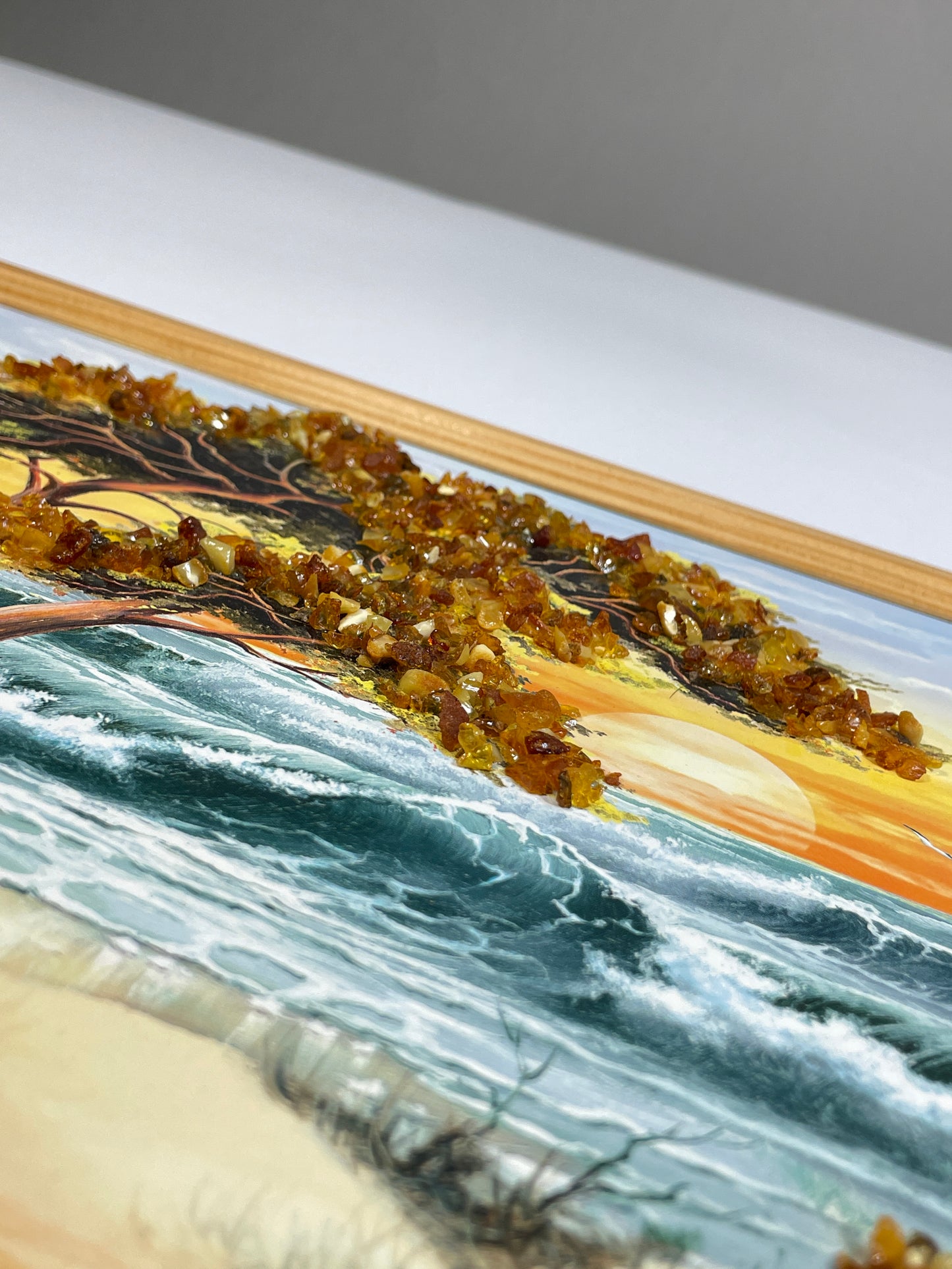 Bernsteinbild | Maritimes Wandbild mit Sonnenuntergang, Meer, Möwen & Baum