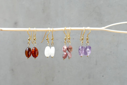 Feine Ohrringe mit Natursteinen und baltischem Bernstein
