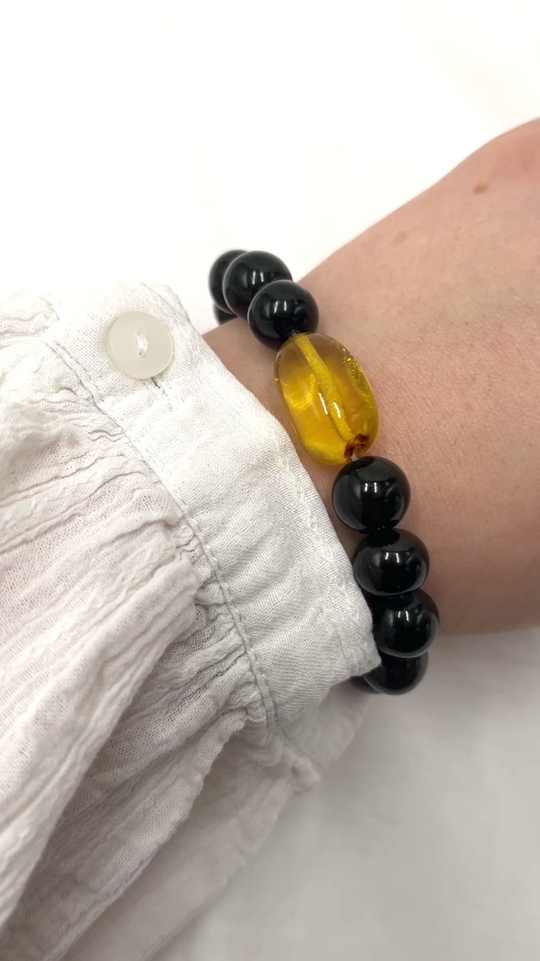 Modernes Armband aus echten schwarzen Bernsteinkugeln und gelbem Bernsteinstück