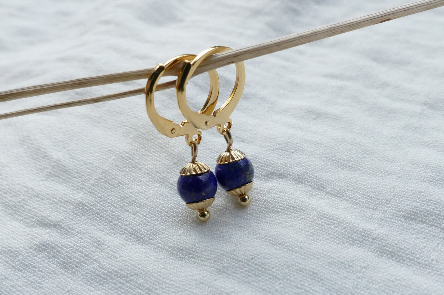 Kleine 24k Gold filled Creolen mit Lapislazuli Anhänger | minimalistisch | boho | Ohrhänger