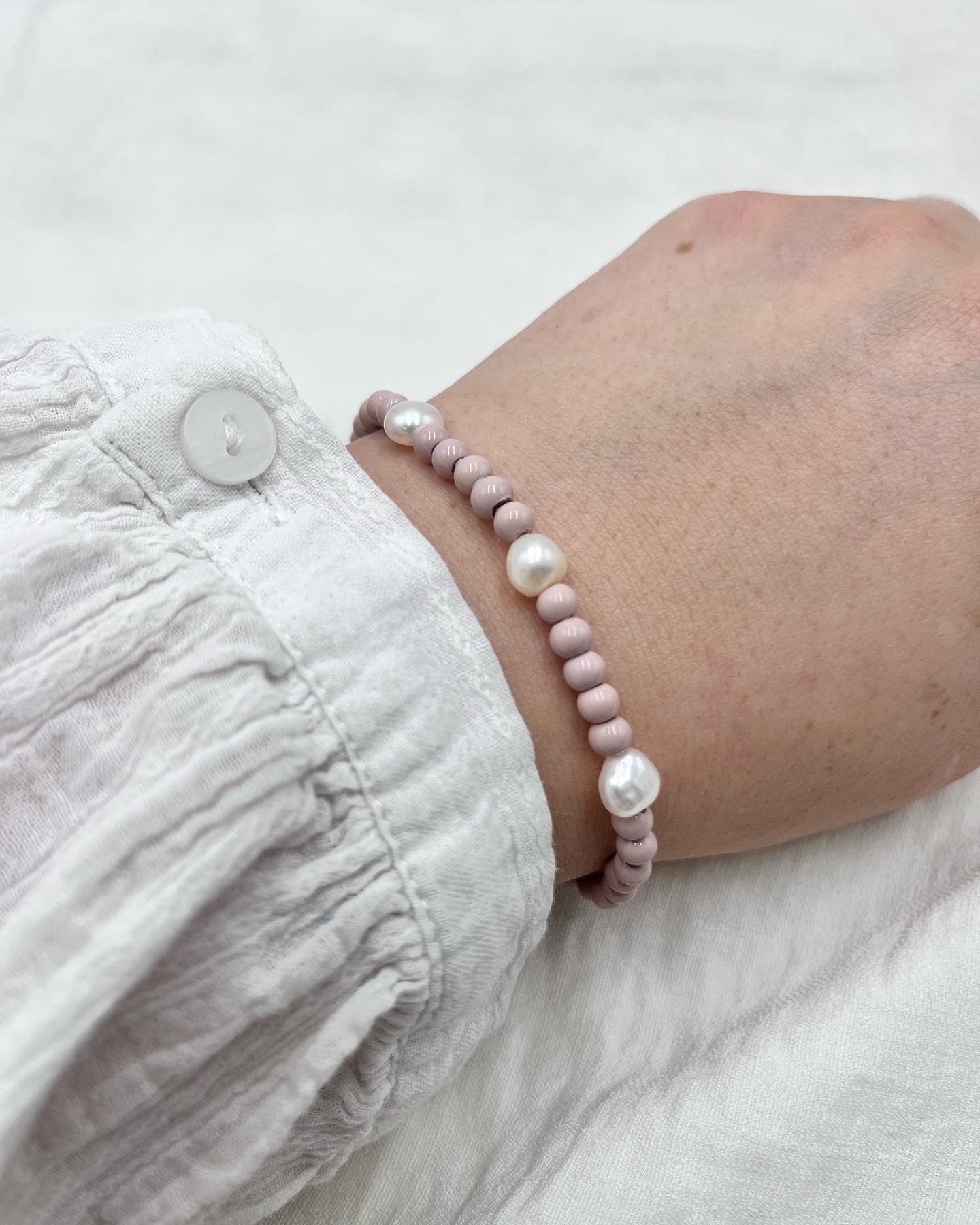 Armband mit Süßwasserperlen und Glaswachsperlen in zartem Rosa