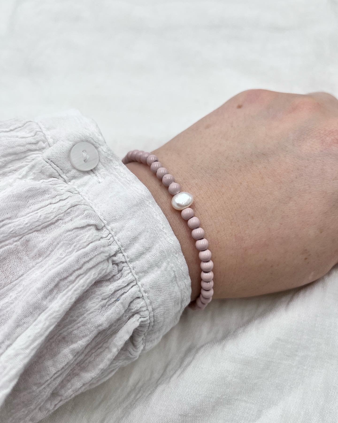 Armband mit Süßwasserperlen und Glaswachsperlen in zartem Rosa