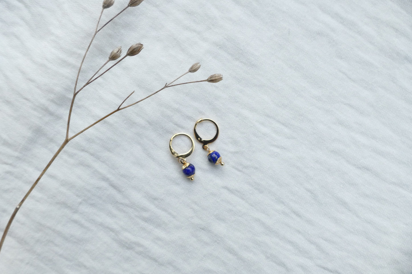 Kleine 24k Gold filled Creolen mit Lapislazuli Anhänger | minimalistisch | boho | Ohrhänger